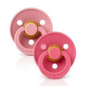 Bibs Color Rubber Pacifiers 6m+ Size2 Dusty Pink/Coral 120446, 2pcs-BIBS Colour Dusty Pink/Coral Taille 2 – Lot de 2 accompagne le besoin naturel de succion dès 6 mois. Leurs tétines rondes en latex naturel sont souples et associées à des collerettes légères et ventilées. Lot de deux sucettes assorties. Taille 2 recommandée dès 6 mois. Tétines rondes en latex naturel. Texture douce, souple et élastique. Valve favorisant une adaptation naturelle à la bouche. Collerettes incurvées avec trois aérations. Aident à limiter l’humidité autour de la bouche. Coloris Dusty Pink et Coral. Matériaux de qualité alimentaire. Référence BIBS 120446..