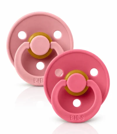 Bibs Color Rubber Pacifiers 6m+ Size2 Dusty Pink/Coral 120446, 2pcs-BIBS Colour Dusty Pink/Coral Taille 2 – Lot de 2 accompagne le besoin naturel de succion dès 6 mois. Leurs tétines rondes en latex naturel sont souples et associées à des collerettes légères et ventilées. Lot de deux sucettes assorties. Taille 2 recommandée dès 6 mois. Tétines rondes en latex naturel. Texture douce, souple et élastique. Valve favorisant une adaptation naturelle à la bouche. Collerettes incurvées avec trois aérations. Aident à limiter l’humidité autour de la bouche. Coloris Dusty Pink et Coral. Matériaux de qualité alimentaire. Référence BIBS 120446..