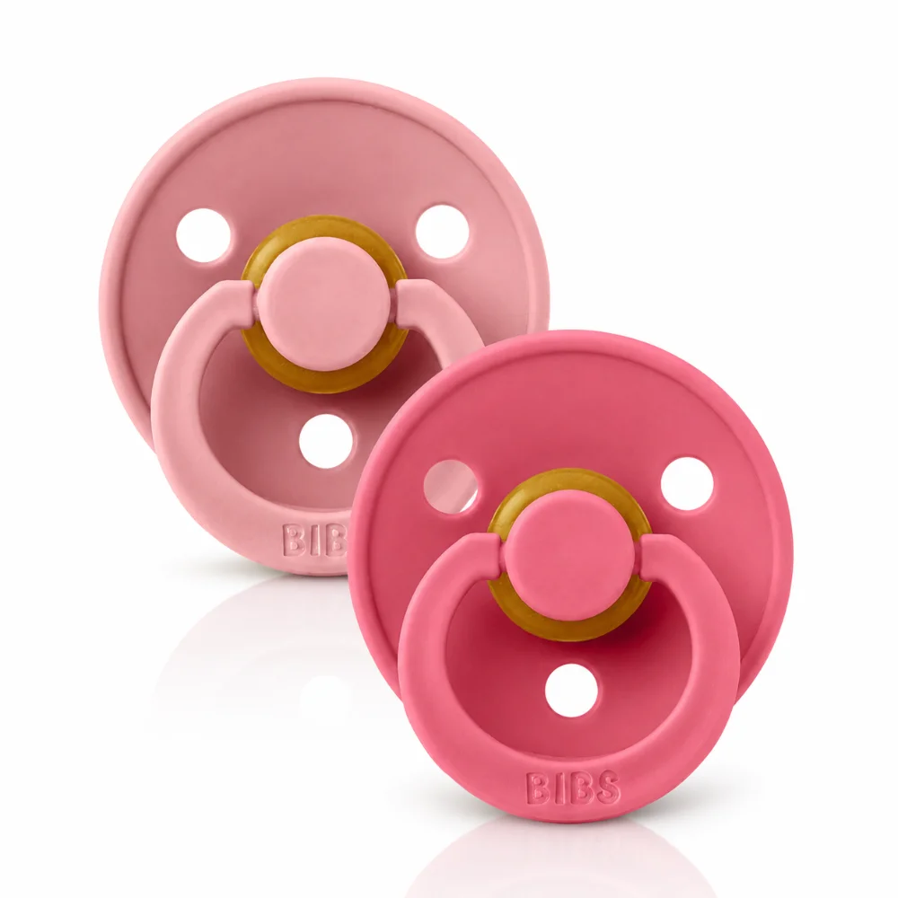 Bibs Color Rubber Pacifiers 6m+ Size2 Dusty Pink Coral 120446, 2pcs. Bibs Color Rubber Pacifiers 6m+ Size2 Dusty Pink/Coral 120446, 2pcs-BIBS Colour Dusty Pink/Coral Taille 2 – Lot de 2 accompagne le besoin naturel de succion dès 6 mois. Leurs tétines rondes en latex naturel sont souples et associées à des collerettes légères et ventilées. Lot de deux sucettes assorties. Taille 2 recommandée dès 6 mois. Tétines rondes en latex naturel. Texture douce, souple et élastique. Valve favorisant une adaptation naturelle à la bouche. Collerettes incurvées avec trois aérations. Aident à limiter l’humidité autour de la bouche. Coloris Dusty Pink et Coral. Matériaux de qualité alimentaire. Référence BIBS 120446..